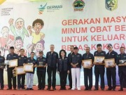 Menteri Kesehatan Nila Farid Moeloek Menyerahkan Sertifikat Eliminasi Filasiasis