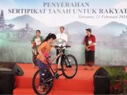 Saat Pitaloka Membawa Hadiah Sepeda ke Atas Panggung untuk Foto Bersama Jokowi