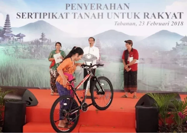 Saat Pitaloka Membawa Hadiah Sepeda ke Atas Panggung untuk Foto Bersama Jokowi
