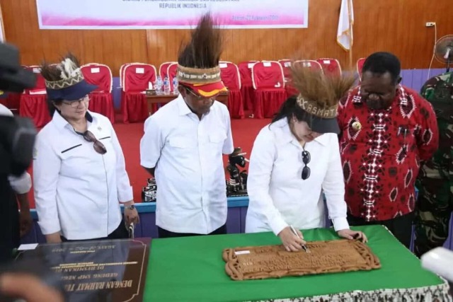 Menko PMK Resmikan Kampung Siaga Bencana dan Kukuhkan TAGANA di Asmat