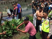 Akibat Mengantuk Pengemudi Mobil Terperosok di Kali Angke