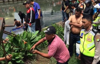 Akibat Mengantuk Pengemudi Mobil Terperosok di Kali Angke