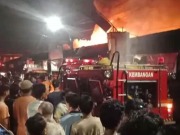 Kebakaran Melalap Perumahan Padat Penduduk di Taman Kota Jakbar Kebakaran Melalap Perumahan Padat Penduduk di Taman Kota Jakbar