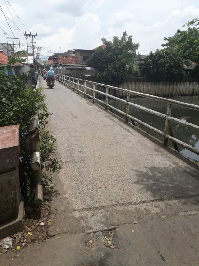Warga Kampung Asem Semanan Minta Jalan Jembatan Warung Pojok Dilebarkan