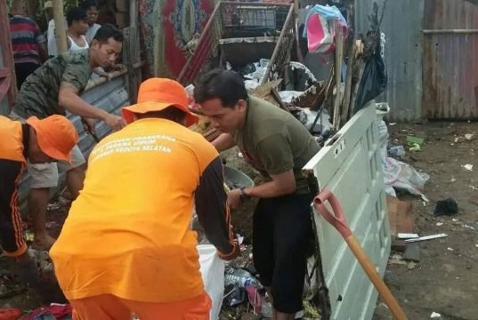 Lurah Kedoya Selatan Ajak Warga Kerja Bakti Massal