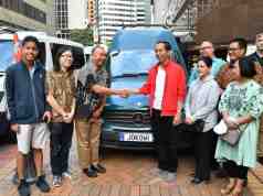 Ketika Presiden Jokowi Tandatangani Mobil Berplat 'JOKOWI' di Selandia Baru
