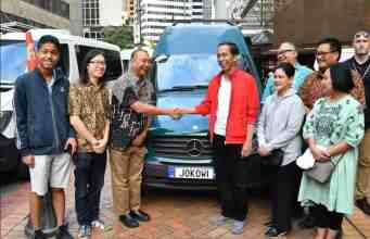 Ketika Presiden Jokowi Tandatangani Mobil Berplat 'JOKOWI' di Selandia Baru
