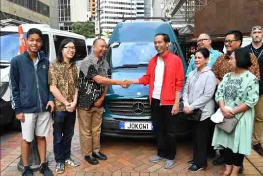 Ketika Presiden Jokowi Tandatangani Mobil Berplat ‘JOKOWI’ di Selandia Baru Ketika Presiden Jokowi Tandatangani Mobil Berplat 'JOKOWI' di Selandia Baru