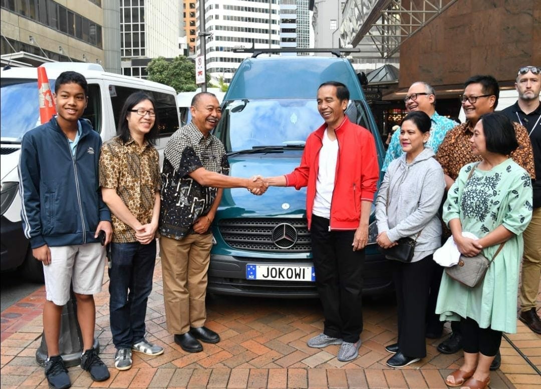 Ketika Presiden Jokowi Tandatangani Mobil Berplat 'JOKOWI' di Selandia Baru