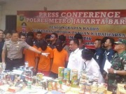 Polres Metro Jakarta Barat Gerebek Gudang Produksi Makanan Kadaluarsa Polres Metro Jakarta Barat Gerebek Gudang Produksi Makanan Kadaluarsa