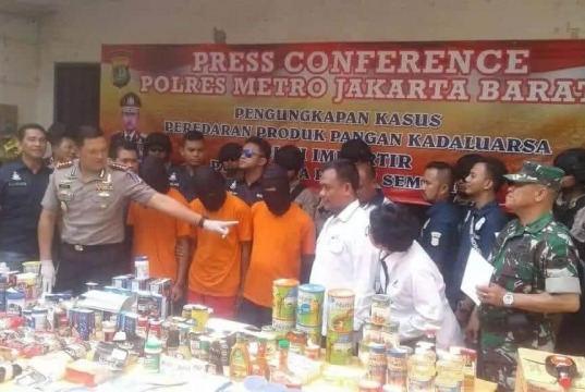 Polres Metro Jakarta Barat Gerebek Gudang Produksi Makanan Kadaluarsa Polres Metro Jakarta Barat Gerebek Gudang Produksi Makanan Kadaluarsa