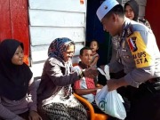 Nenek Pencari Barang Bekas Tersenyum Bahagia saat Disambangi Tim Jum’at Barokah Nenek Pencari Barang Bekas Tersenyum Bahagia saat Disambangi Tim Jum'at Barokah