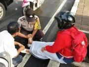 Binmas Polsek Kembangan Tangani Laka Lantas Insiden Kecelakaan Binmas Polsek Kembangan Tangani Laka Lantas Insiden Kecelakaan
