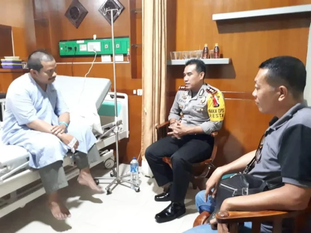 Wakapolresta Pekanbaru Mengunjungi Ustadz Dasman Yahya di Rumah Sakit