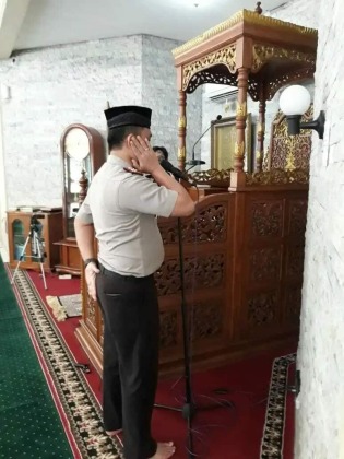 Beri Teladan pada Anggota, Kapolsek Kembangan Kumandangkan Azan dan Imami Sholat Dhuhur
