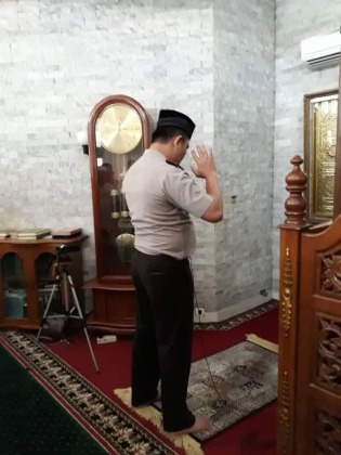 Beri Teladan pada Anggota, Kapolsek Kembangan Kumandangkan Azan dan Imami Sholat Dhuhur