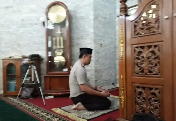 Beri Teladan pada Anggota, Kapolsek Kembangan Kumandangkan Azan dan Imami Sholat Dhuhur