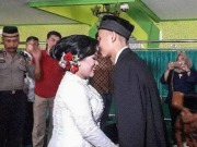 Haru! Tahanan Narkoba Ini Gelar Pernikahan di Kantor Polisi Haru! Tahanan Narkoba Ini Gelar Pernikahan di Kantor Polisi