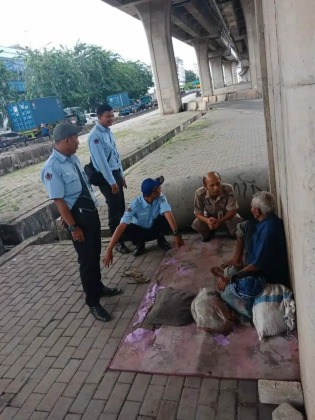 Petugas Selamatkan Seorang Lansia Telantar di Kolong Tol Mengaku Veteran Perang