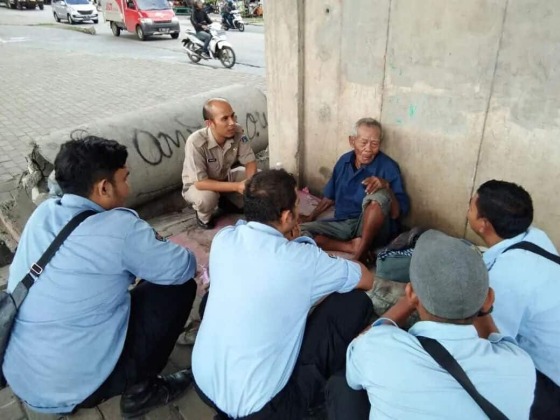 Petugas Selamatkan Seorang Lansia Telantar di Kolong Tol Mengaku Veteran Perang