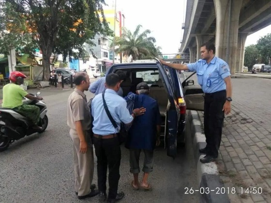 Petugas Selamatkan Seorang Lansia Telantar di Kolong Tol Mengaku Veteran Perang