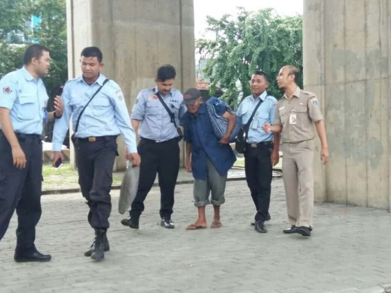 Petugas Selamatkan Seorang Lansia Telantar di Kolong Tol Mengaku Veteran Perang