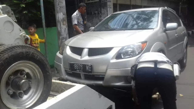 Adu Mulut Pemilik Mobil dengan Petugas Dishub Saat Razia Parkir Liar di Kecamatan Kebun Jeruk