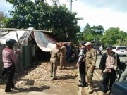 Berdiri di Atas Trotoar 2 Lapak PKL Ditertibkan Satpol PP Cengkareng Berdiri di Atas Trotoar 2 Lapak PKL Ditertibkan Satpol PP Cengkareng