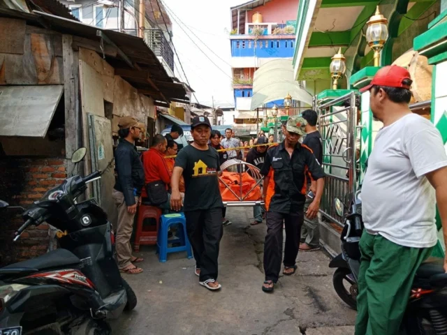 Polsek Cengkareng Evakuasi Mayat Pria Pencuri Kotak Amal di Kapuk