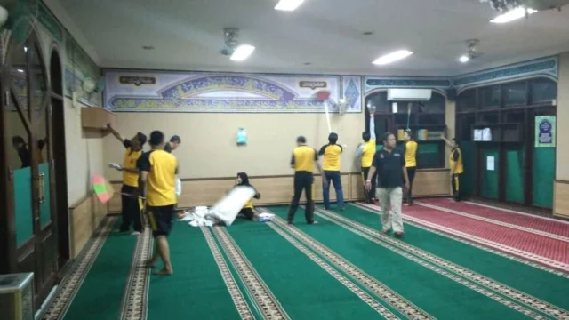 Polisi Cinta Masjid, Polres Jakbar Gelar Kerja Bakti Bersihkan Masjid Baitur Rahmat