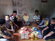 Ibu Penjual Ikan Keliling Dapat Rezeki dari Bhabinkamtibmas Payung Sekaki Ibu Penjual Ikan Keliling Dapat Rezeki dari Bhabinkamtibmas Payung Sekaki