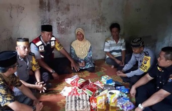 Ibu Penjual Ikan Keliling Dapat Rezeki dari Bhabinkamtibmas Payung Sekaki