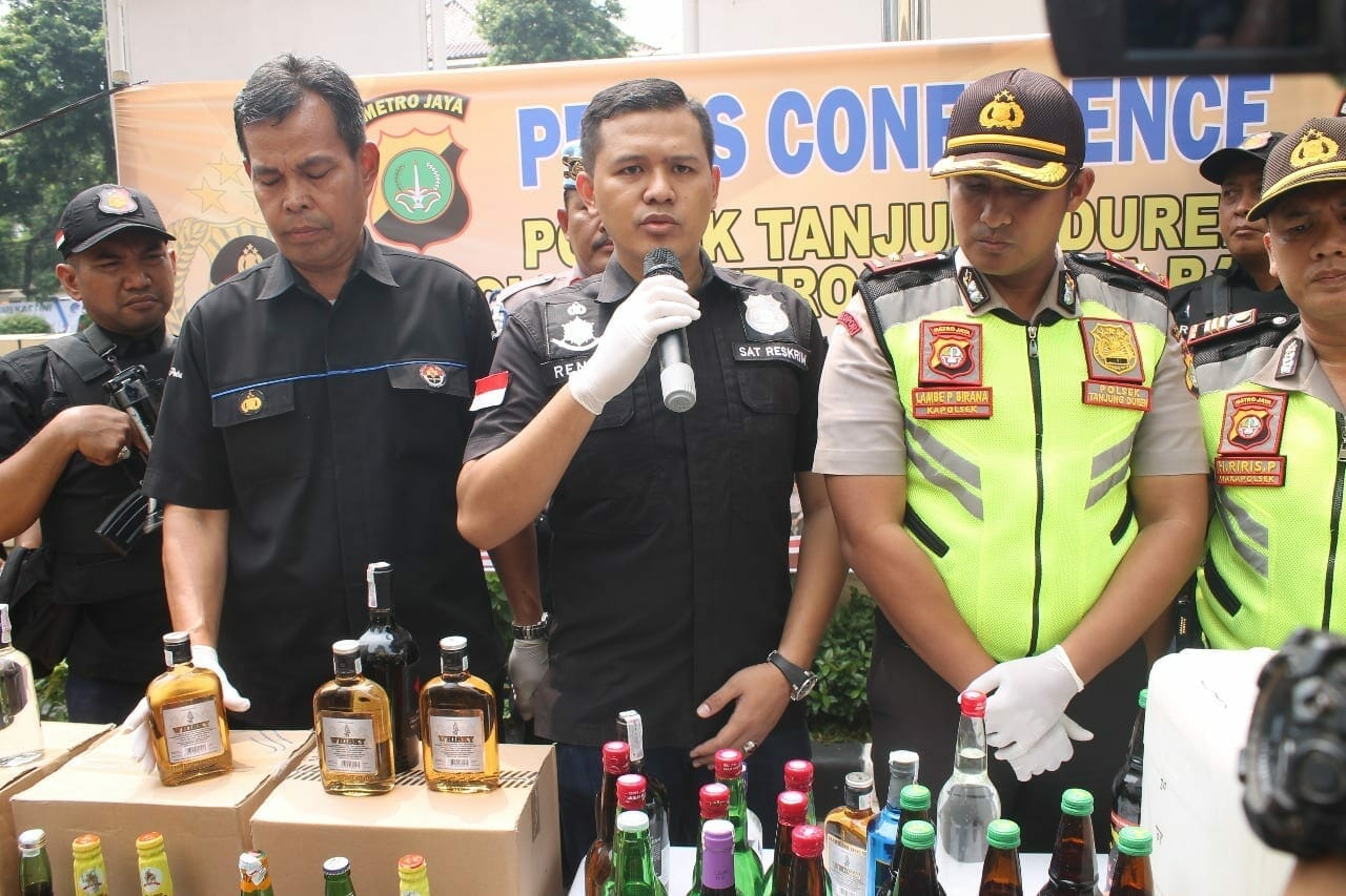 Polsek Tanjung Duren Berhasil Amankan 720 Botol Miras dan 80 Liter Ciu