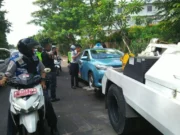 Parkir Sembarangan, Dishub Jakarta Barat Kembali Derek Tiga Mobil Taxi