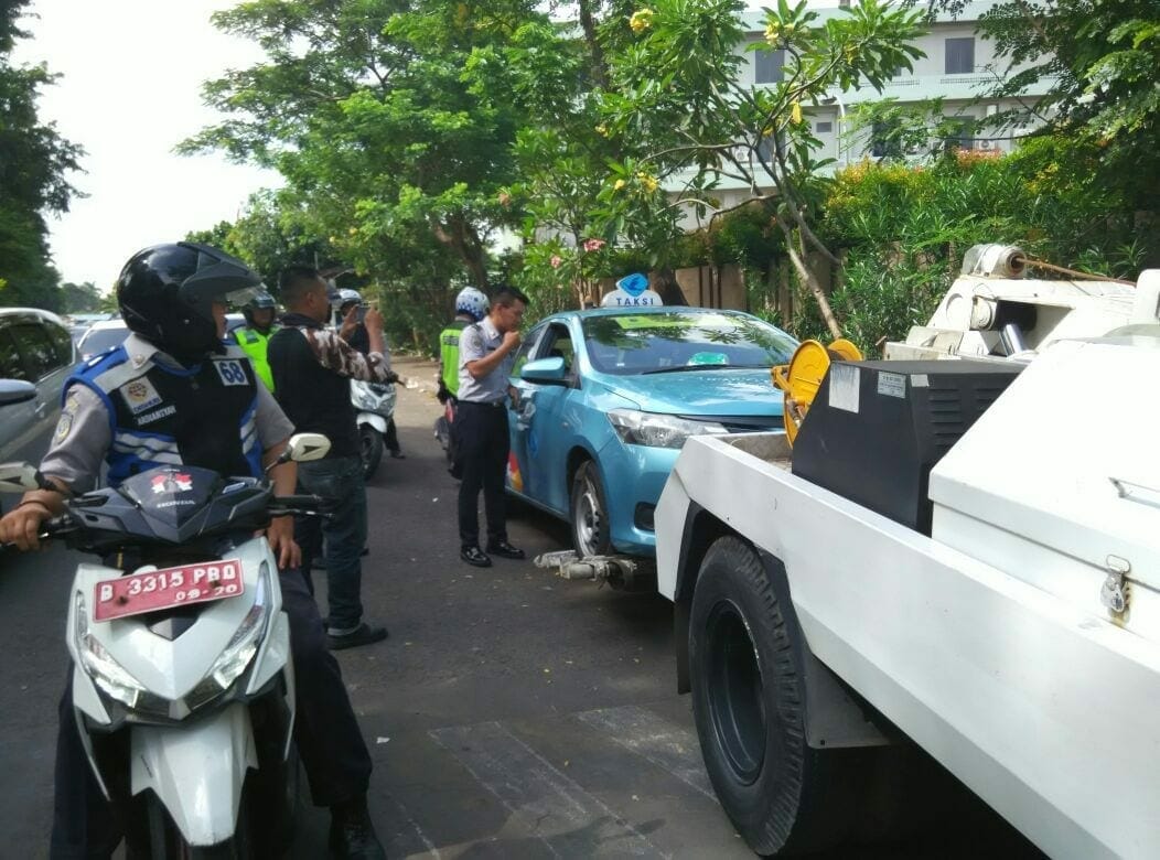 Parkir Sembarangan, Dishub Jakarta Barat Kembali Derek Tiga Mobil Taxi