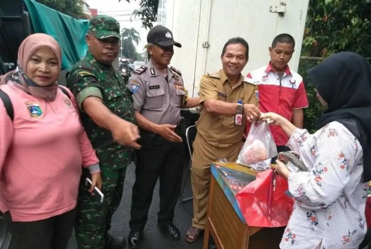 Pemprov DKI Gelar Program Pangan Murah di RPTRA Kembangan Selatan Pemprov DKI Gelar Program Pangan Murah di RPTRA Kembangan Selatan