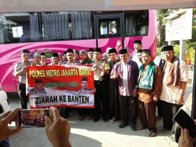 Saat Melepas Rombongan Ziarah ke Banten, Kapolsek Cengkareng Titip Do'a