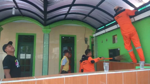 Jelang Ramadhan Kelurahan Kembangan Selatan Bersama Warga Bersihkan Tempat Ibadah