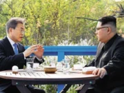 Moon Jae-in Mengadakan Pertemuan Dadakan Dengan Kim Jong-un