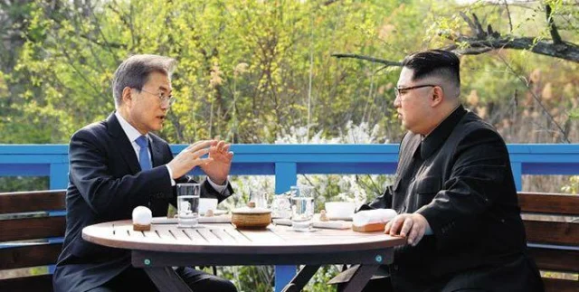 Moon Jae-in Mengadakan Pertemuan Dadakan Dengan Kim Jong-un