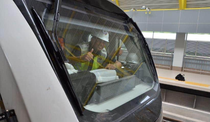 Rombongan Menteri Melihat Langsung Pengerjaan Kereta LRT Untuk Asian Games