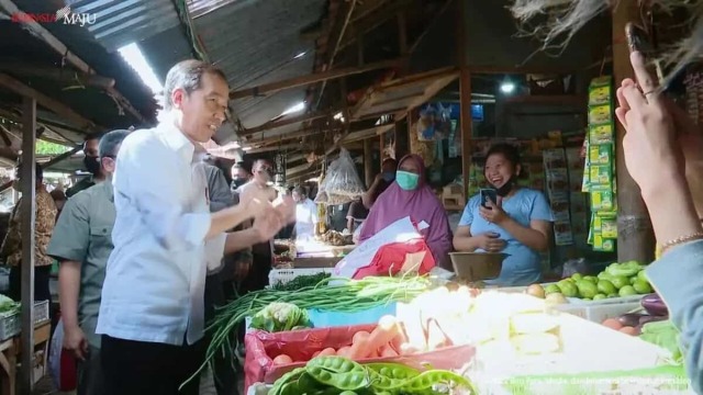 Jokowi Disambut Antusias Pengunjung Pasar Karanganyar