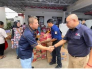 Bantuan Ketua Yayasan Mulus Abadi Indonesia, Andy Cahyady memberi bantuan korban depo Pertamina pelumpang