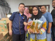 Ketua Yayasan Mulus abadi Indonesia Andy Cahyady bagikan minyak goreng di Tanjung Priok.
