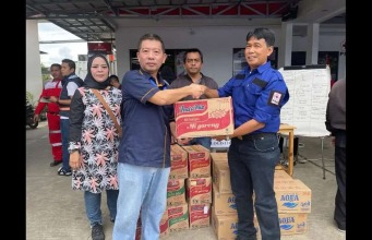 Bantuan Ketua Yayasan Mulus Abadi Indonesia, Andy Cahyady memberi bantuan korban depo Pertamina pelumpang