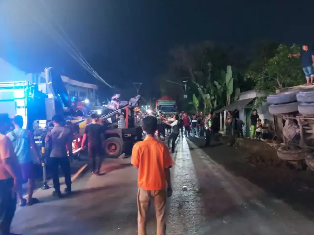 Kurang Konsentrasi Sebuah Truck Tronton Tabrak Sebuah Mobil Pickup Dan Satu Motor, Dua Orang Tewas Satu Luka-luka Kurang Konsentrasi Sebuah Truck Tronton Tabrak Sebuah Mobil Pickup Dan Satu Motor, Dua Orang Tewas Satu Luka-luka