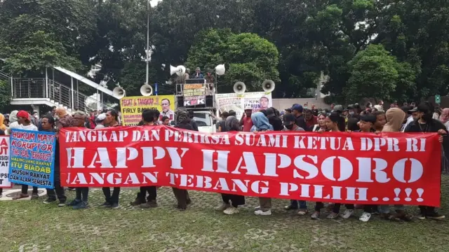Ratusan Massa Yang Mengatasnamakan Aliansi Rakyat Jelata Berunjuk Rasa Di Depan Geduk KPK Ratusan Massa Yang Mengatasnamakan Aliansi Rakyat Jelata Berunjuk Rasa Di Depan Geduk KPK